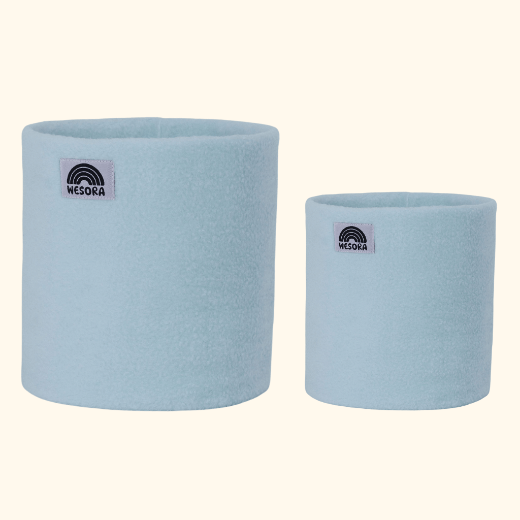 Eltern + Kind Bundle - Fleece Neckwarmer Baby Blue mit Regenbogenetikett von Wesora, zeigt zwei unterschiedlich hohe, hellblaue, schlauchförmige Halswärmer.