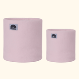 Eltern + Kind Bundle - Fleece Neckwarmer Candy Rose mit WESORA-Label und Regenbogenlogo, zwei kuschelige Schlauchtücher unterschiedlicher Höhe, nebeneinander liegend.