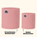 Eltern + Kind Bundle - Fleece Neckwarmer Peachy Rose: Zwei pinke, handgemachte Wesora-Schlauchschals für Erwachsene und Kinder, ideal für Outdoor-Abenteuer.