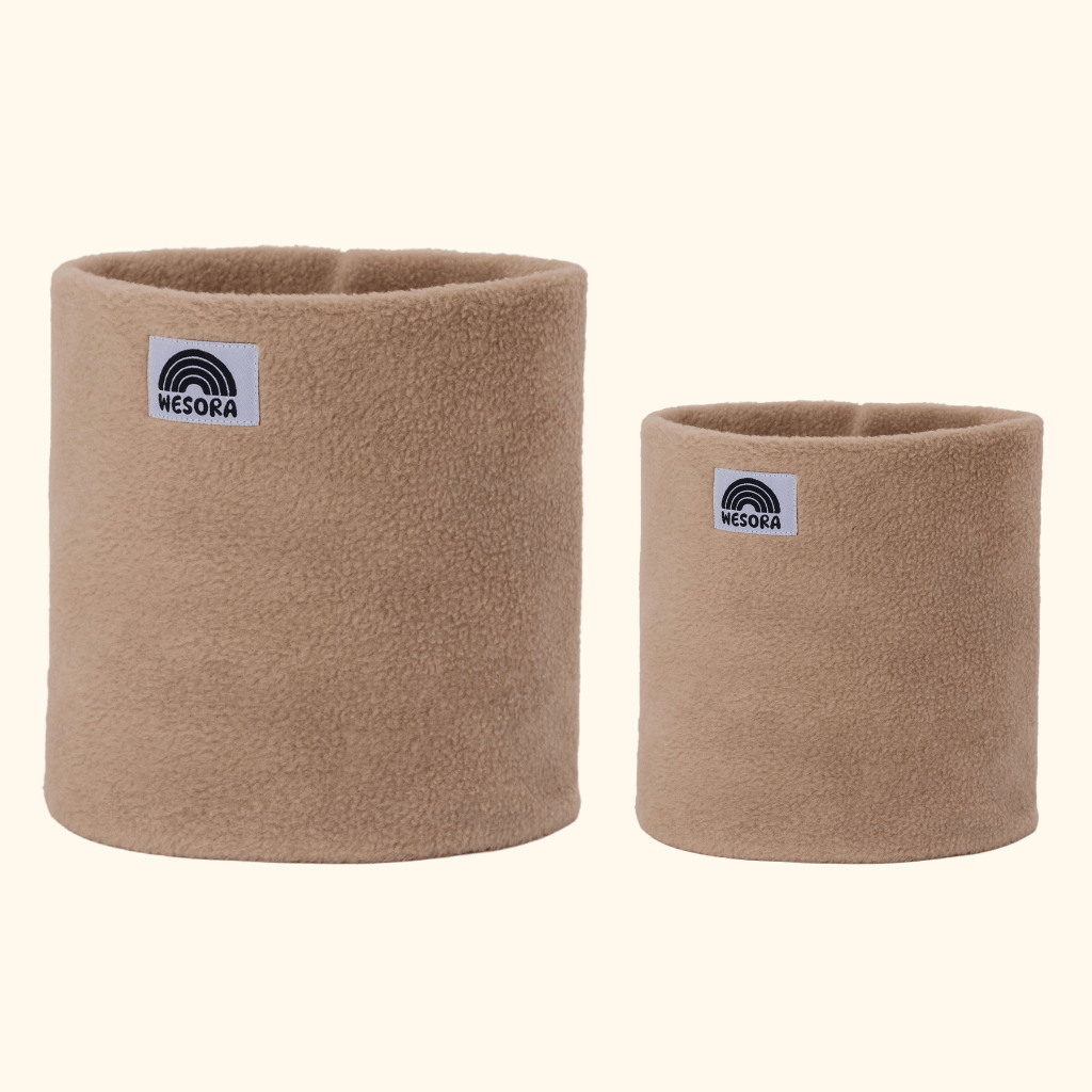 Eltern + Kind Bundle - Fleece Neckwarmer The Teddy: Zwei unterschiedliche Größen von zylinderförmigen, weichen Fleece-Halswärmern mit WESORA-Label, fotografiert in Nahaufnahme.