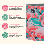 Printed Neckwarmer - Flamingo Paradise mit lebendigem Flamingo-Muster, präsentiert mit vier Feature-Icons und deutschen Beschreibungen, Produktaufnahme von WESORA.