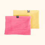 Fleece Neckwarmer - Skisister Edition 2 in Pink und Gelb mit kleinem Stofflabel, fotografiert in Nahaufnahme, ideal für farbenfrohe Abenteuer.