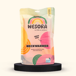 Fleece Neckwarmer - Skisister Edition 2 in bunter Verpackung mit Regenbogen-Design und Fenster, das pinken Stoff zeigt. Ideal für Outdoor-Abenteuer.