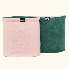 Fleece Neckwarmer - Skisister Edition 1, zwei weiche Tuchschals, einer rosa mit SKISISTERS-Tag und einer dunkelgrün mit WESORA-Tag, nebeneinander.