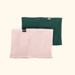 Fleece Neckwarmer - Skisister Edition 1 mit weichem, rechteckigem Design, präsentiert in tiefem Grün und zartem Rosa, perfekt für kalte Tage.