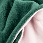 Fleece Neckwarmer - Skisister Edition 1, mit weichem Stoff in zartem Rosa und tiefem Grün, gefaltet gezeigt, symbolisiert Balance und Stärke.