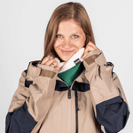 Fleece Neckwarmer - Skisister Edition 1 mit kleinem Stoffetikett, getragen von einer lächelnden Frau, fotografiert vor einem neutralen Hintergrund.