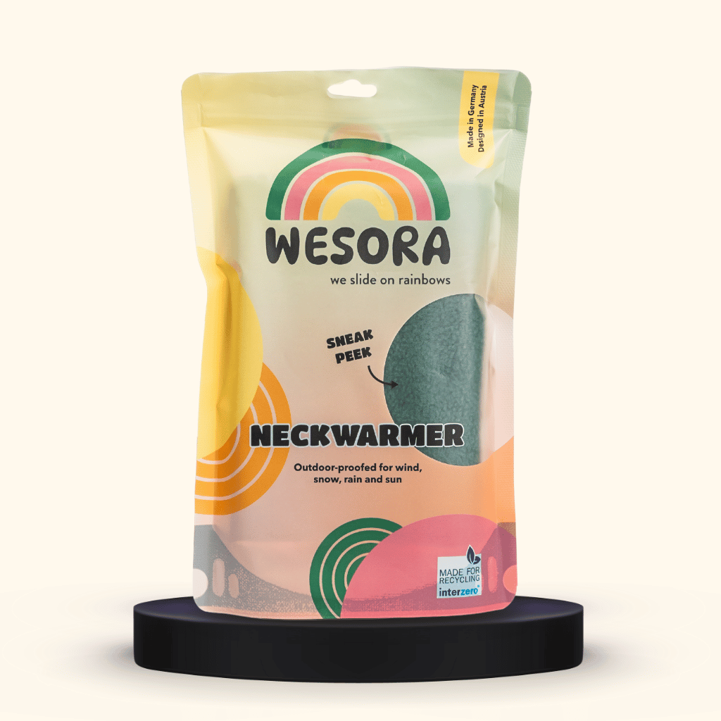 WESORA Fleece Neckwarmer - Skisister Edition 1 im recycelbaren Beutel, zeigt Stoffvorschau, designt für alle Wetterbedingungen, in Deutschland gefertigt.