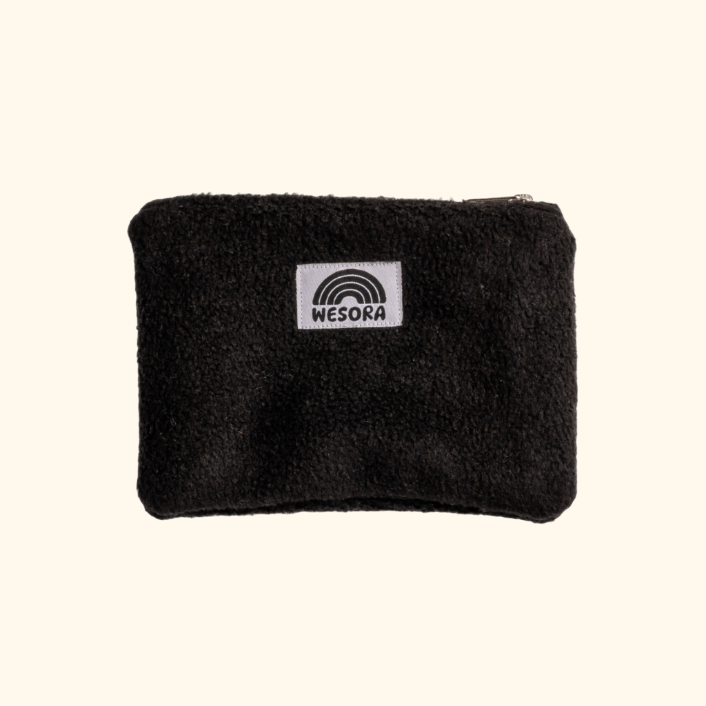 Fleece Zip Bag - All Black: Schwarzes, sherpa-artiges Täschchen mit Regenbogenlabel WESORA, nachhaltig aus recyceltem Fleece, geeignet für Kosmetik oder Kleinkram.