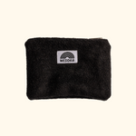 Fleece Zip Bag - All Black: Schwarzes, sherpa-artiges Täschchen mit Regenbogenlabel WESORA, nachhaltig aus recyceltem Fleece, geeignet für Kosmetik oder Kleinkram.