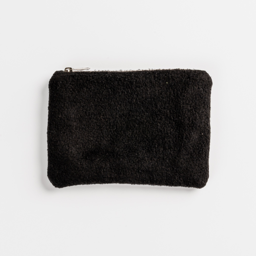 Fleece Zip Bag - All Black, kleines, handgefertigtes Täschchen aus schwarzem, recyceltem Fleece mit Reißverschluss. Ideal für Kosmetik oder Kleinkram.
