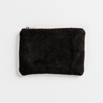 Fleece Zip Bag - All Black, kleines, handgefertigtes Täschchen aus schwarzem, recyceltem Fleece mit Reißverschluss. Ideal für Kosmetik oder Kleinkram.
