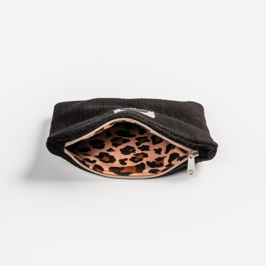 Fleece Zip Bag - All Black mit schwarzem Recycling-Fleece und Leo-Innenfutter, teilweise geöffneter Reißverschluss, zeigt nachhaltiges, handgemachtes Design von WESORA.
