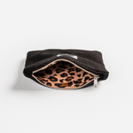 Fleece Zip Bag - All Black mit schwarzem Recycling-Fleece und Leo-Innenfutter, teilweise geöffneter Reißverschluss, zeigt nachhaltiges, handgemachtes Design von WESORA.