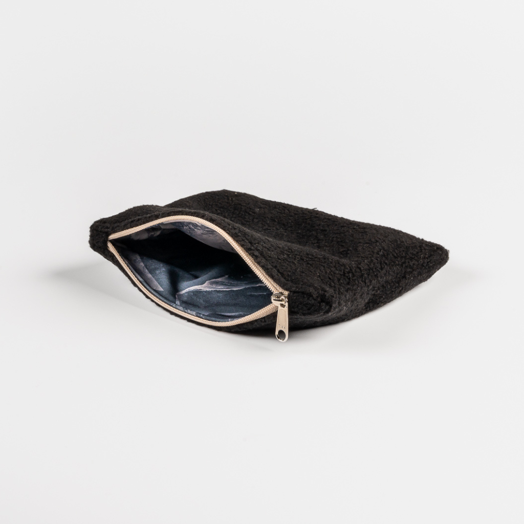 Fleece Zip Bag - All Black mit recyceltem Fleece, leere schwarze Tasche mit hellem Metallreißverschluss, handgefertigt aus Stoffresten in Deutschland.