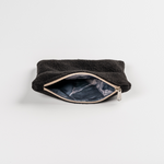 Fleece Zip Bag - All Black mit schwarzem Fleece und gemustertem Innenfutter, teilweise geöffneter Reißverschluss, fotografiert auf weißem Hintergrund.