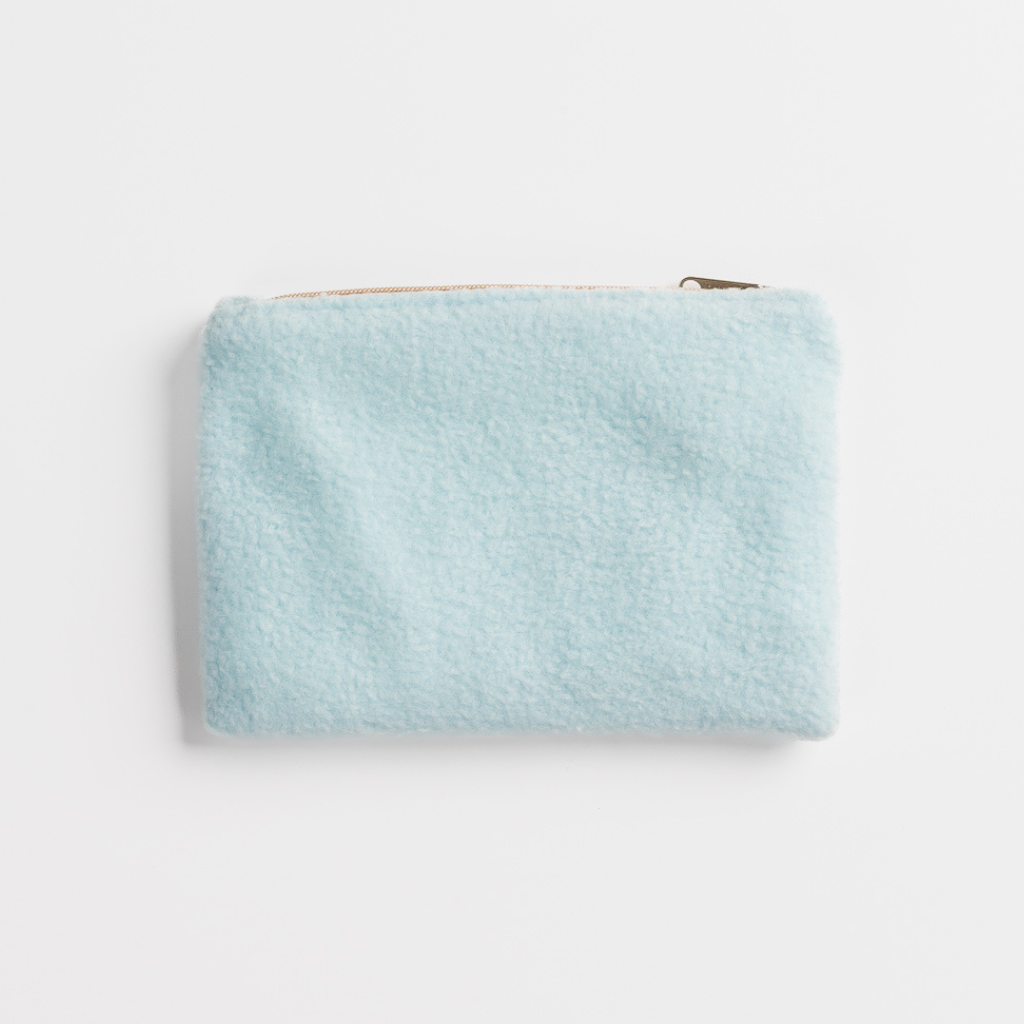 Fleece Zip Bag - Baby Blue aus hellblauem, flauschigem Stoff mit Reißverschluss, flach fotografiert. Ideal für Kosmetik oder Kleinteile, nachhaltig gefertigt.