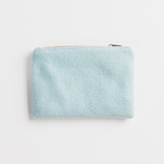 Fleece Zip Bag - Baby Blue aus hellblauem, flauschigem Stoff mit Reißverschluss, flach fotografiert. Ideal für Kosmetik oder Kleinteile, nachhaltig gefertigt.
