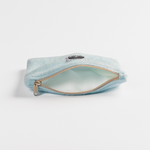 Fleece Zip Bag - Baby Blue mit goldfarbenem Reißverschluss, teils geöffnet, zeigt schlichtes Innenfutter und gesticktes Label, aus nachhaltigen Stoffresten handgefertigt.