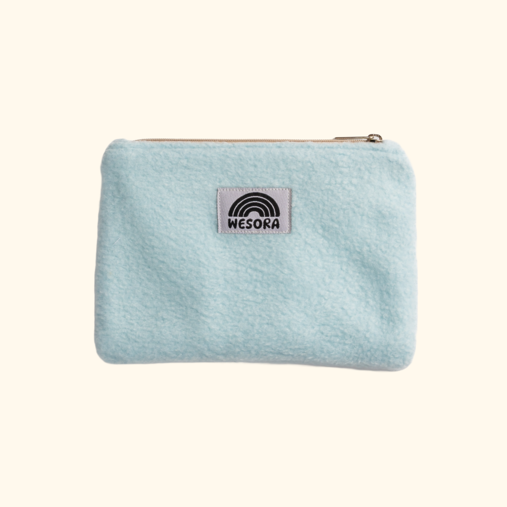 Fleece Zip Bag - Baby Blue mit schwarzem Regenbogen-Label und goldfarbenem Reißverschluss, gefertigt aus Upcycling-Fleece, handgefertigt in Deutschland. Ideal für unterwegs.