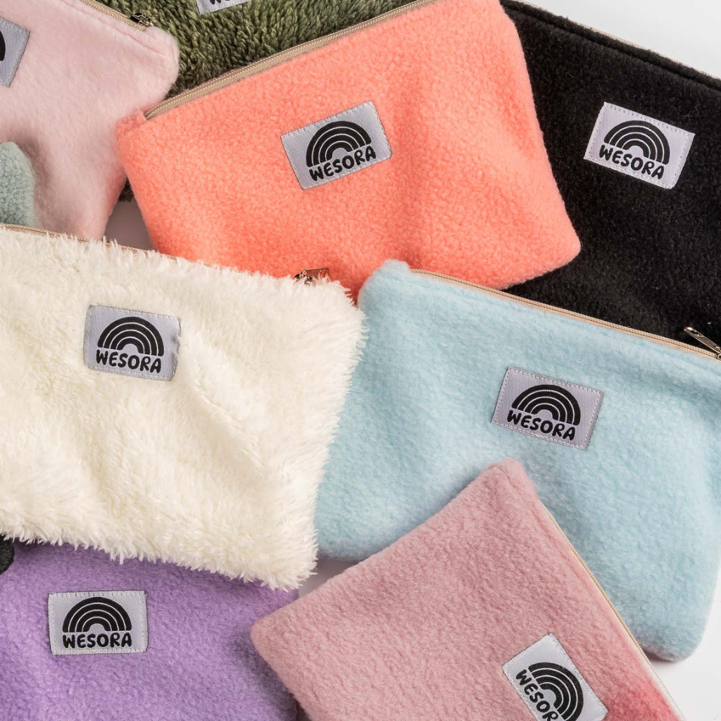 Fleece Zip Bag - Baby Blue mit Regenbogenlogo, aus weichem, recyceltem Fleece, handgefertigt in Deutschland, ideal für Kosmetik oder kleine Utensilien, robust und nachhaltig.
