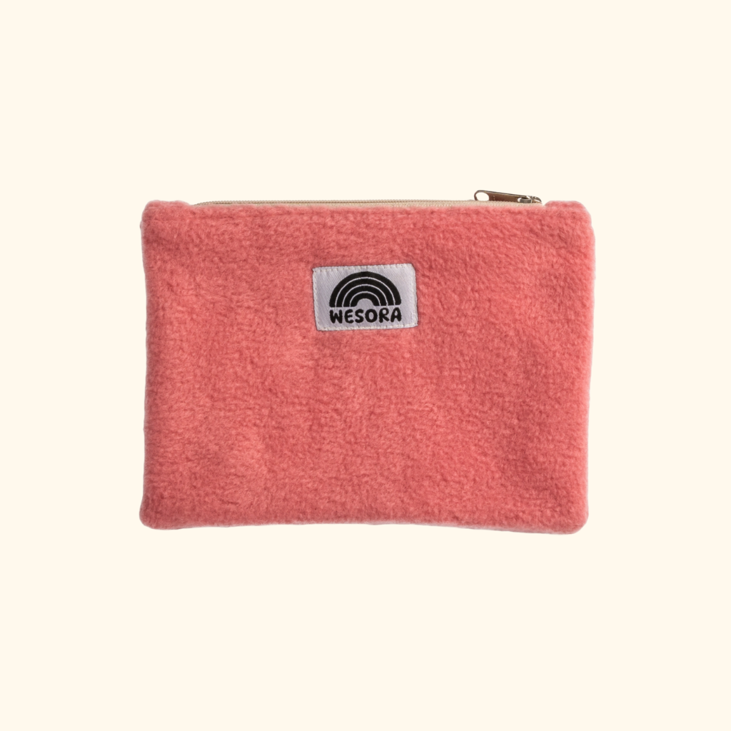 Fleece Zip Bag - Berry Blossom mit flauschiger Oberfläche, weißem WESORA-Label und goldfarbenem Zipper. Handgefertigt aus Stoffresten in Deutschland. Ideal für Alltagsgegenstände.
