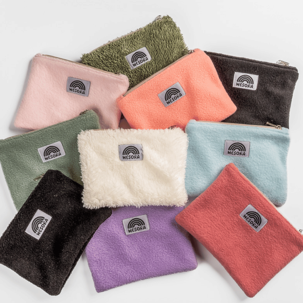Fleece Zip Bag - Berry Blossom aus softem, upcyceltem Fleece mit Zipp-Verschluss und WESORA Label, ideal für Alltagsgegenstände.