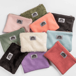 Fleece Zip Bag - Berry Blossom aus softem, upcyceltem Fleece mit Zipp-Verschluss und WESORA Label, ideal für Alltagsgegenstände.
