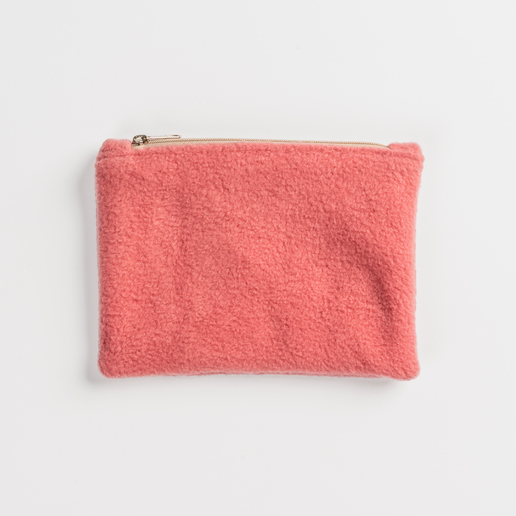 Fleece Zip Bag - Berry Blossom aus flauschigem Sherpa-Stoff mit Zipp-Verschluss, handgefertigt in Deutschland, flach liegend auf weißem Hintergrund. Ideal für unterwegs.