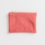 Fleece Zip Bag - Berry Blossom aus flauschigem Sherpa-Stoff mit Zipp-Verschluss, handgefertigt in Deutschland, flach liegend auf weißem Hintergrund. Ideal für unterwegs.