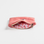 Fleece Zip Bag - Berry Blossom mit weichem Fleece, offenem Zipp und gepunktetem Innenfutter, flach liegend. Ideal für Kosmetik oder Kabel. Nachhaltig handgefertigt.