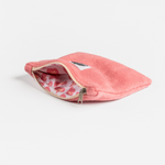 Fleece Zip Bag - Berry Blossom aus weichem Fleece, mit offenem Zipp, zeigt ein Leopardenmuster-Innenfutter. Ideal für kosmetische Kleinigkeiten.