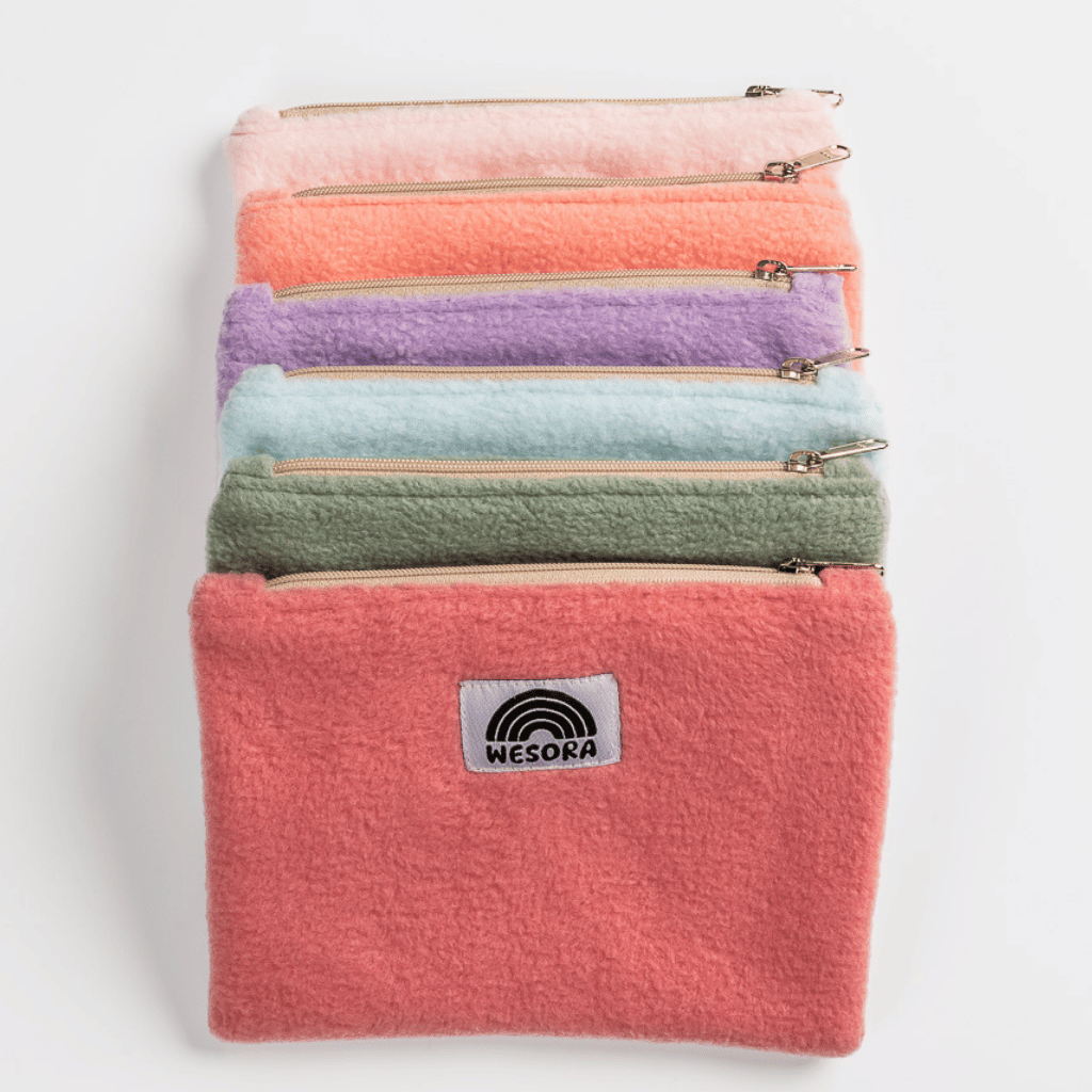 Fleece Zip Bag - Berry Blossom mit goldfarbenem Zipp-Verschluss und Regenbogen-Patch, aus weichen Stoffresten handgefertigt, nachhaltig in Deutschland produziert.