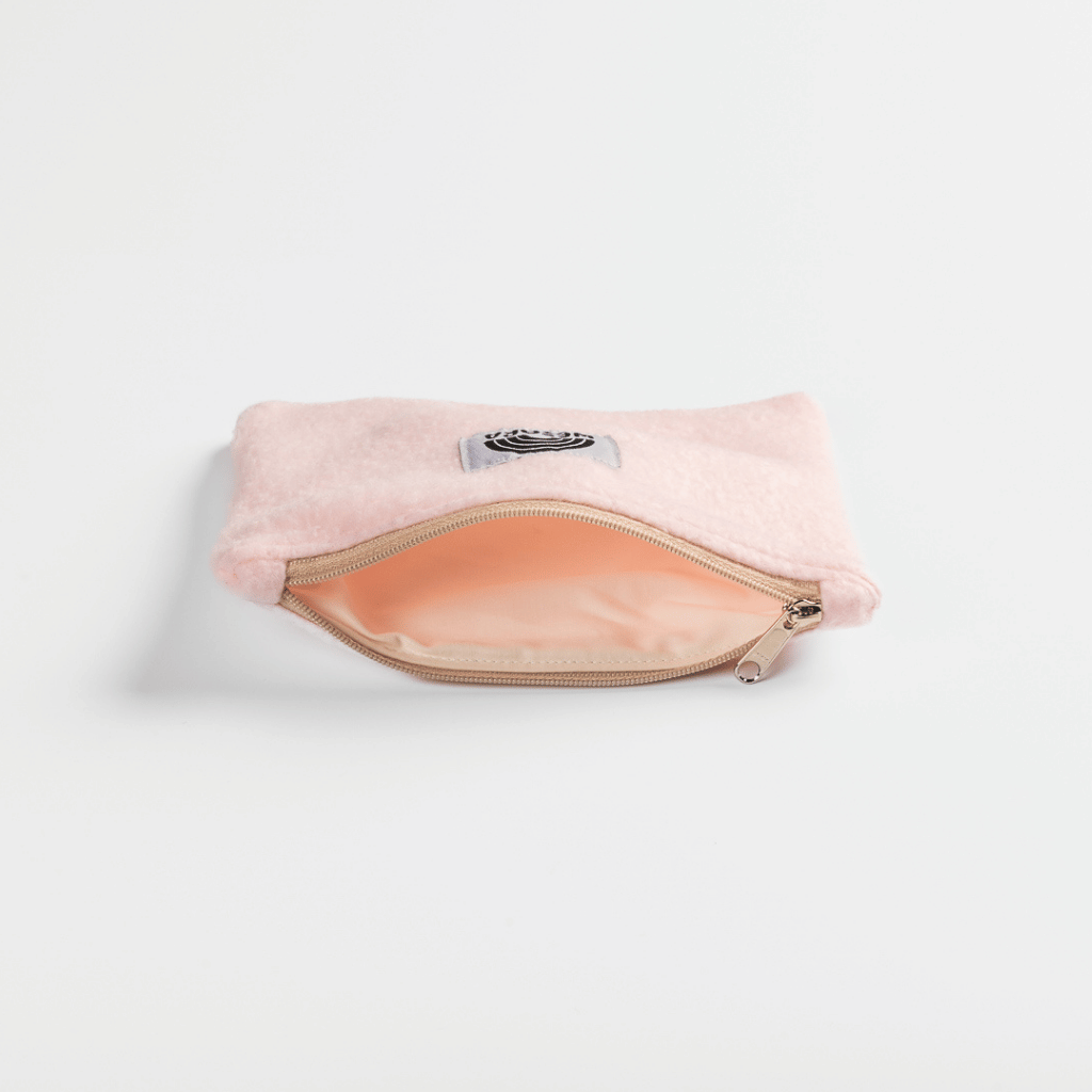 Fleece Zip Bag - Candy Rose mit roségoldenem Reißverschluss, zartrosa Fleece und gestickter Rose, liegt flach, geöffnet, zeigt beige Innenfutter.