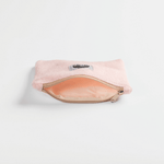 Fleece Zip Bag - Candy Rose mit roségoldenem Reißverschluss, zartrosa Fleece und gestickter Rose, liegt flach, geöffnet, zeigt beige Innenfutter.