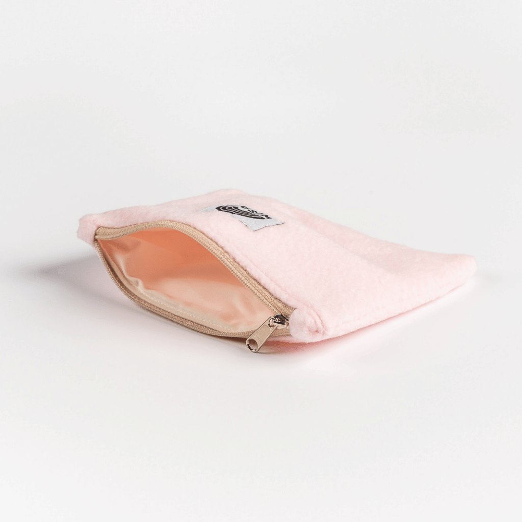 Fleece Zip Bag - Candy Rose aus weichem Fleece-Material mit hellem Innenfutter, unverschlossener Reißverschluss, auf weißer Oberfläche. Nachhaltig und einzigartig gefertigt.