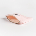 Fleece Zip Bag - Candy Rose aus weichem Fleece-Material mit hellem Innenfutter, unverschlossener Reißverschluss, auf weißer Oberfläche. Nachhaltig und einzigartig gefertigt.