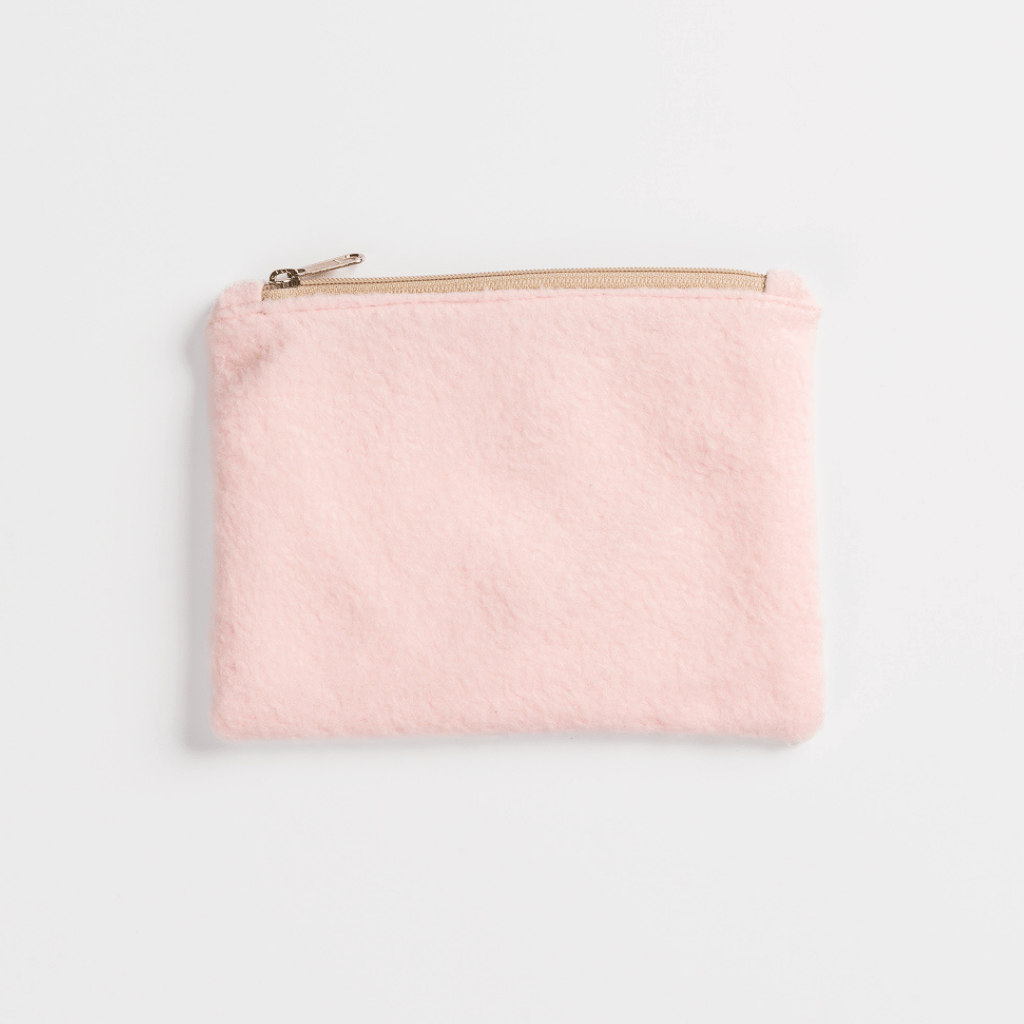 Fleece Zip Bag - Candy Rose aus weichem, flauschigem Stoff mit goldfarbenem Zipper, handgefertigt aus Reststoffen, fotografiert auf weißem Hintergrund.