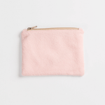 Fleece Zip Bag - Candy Rose aus weichem, flauschigem Stoff mit goldfarbenem Zipper, handgefertigt aus Reststoffen, fotografiert auf weißem Hintergrund.