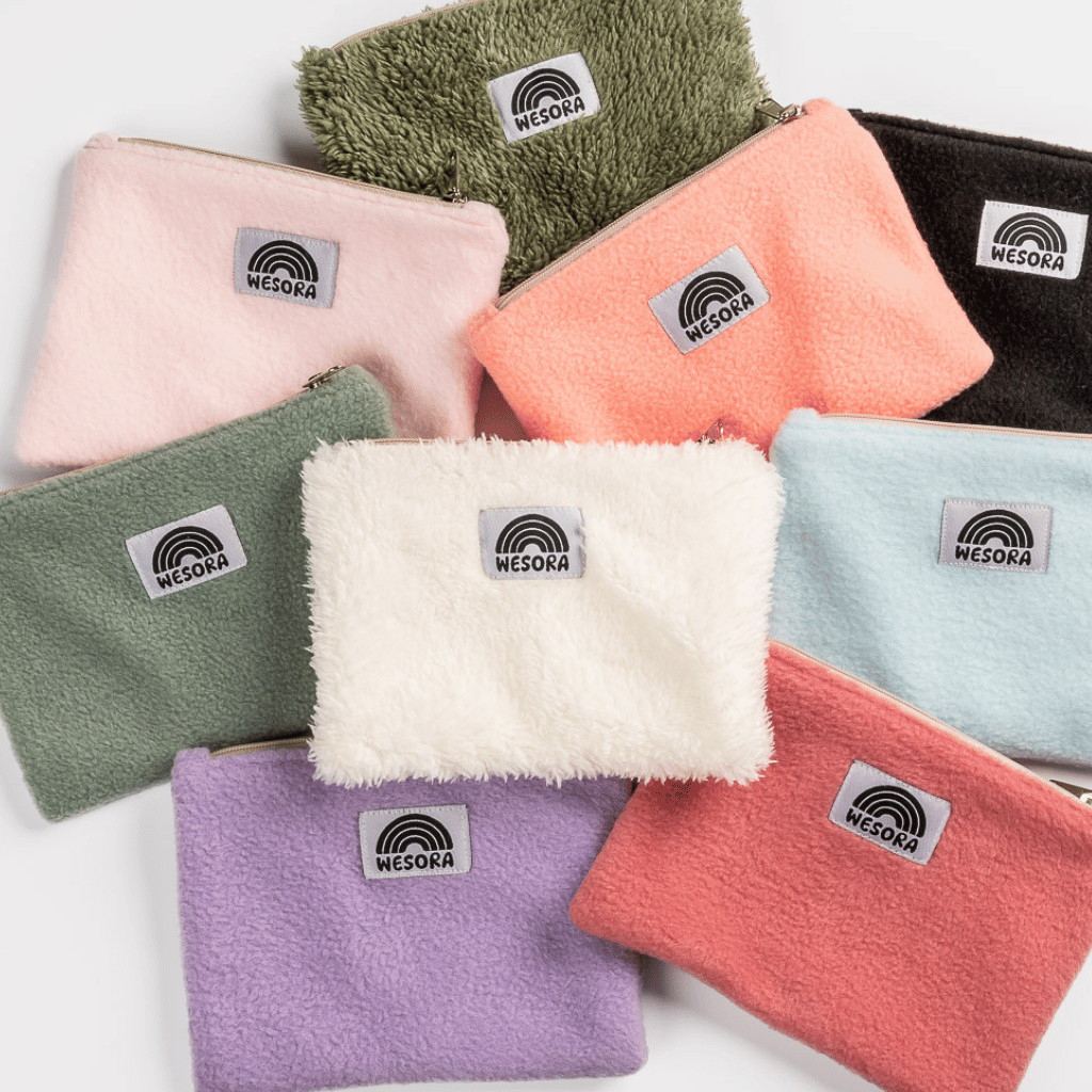 Fleece Zip Bag - Candy Rose mit Regenbogenlabel, aus recyceltem Fleece, handgemacht in Deutschland; flauschig, robust, ideal für kleine Alltagsgegenstände, liegende Kosmetiktaschen in allen Farben des Regenbogens.