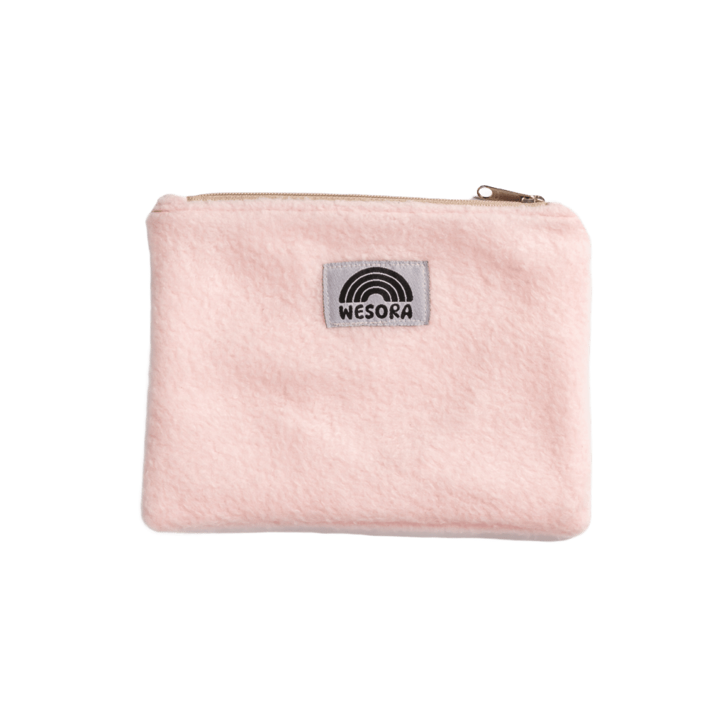 Fleece Zip Bag - Candy Rose mit weichem rosa Stoff, Zipper und WESORA-Label, ideal für Kosmetik und Kleinkram, nachhaltig handgefertigt in Deutschland.