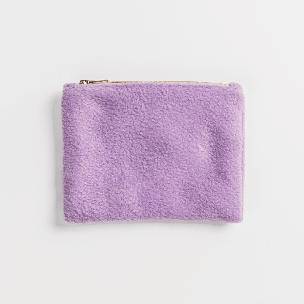 Fleece Zip Bag - Dreamy Lilac aus flauschigem, lila Fleece, mit Reißverschluss, handgefertigt aus Reststoffen in Deutschland. Ideal für Kosmetik und Kleinigkeiten.