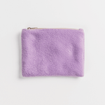 Fleece Zip Bag - Dreamy Lilac aus flauschigem, lila Fleece, mit Reißverschluss, handgefertigt aus Reststoffen in Deutschland. Ideal für Kosmetik und Kleinigkeiten.