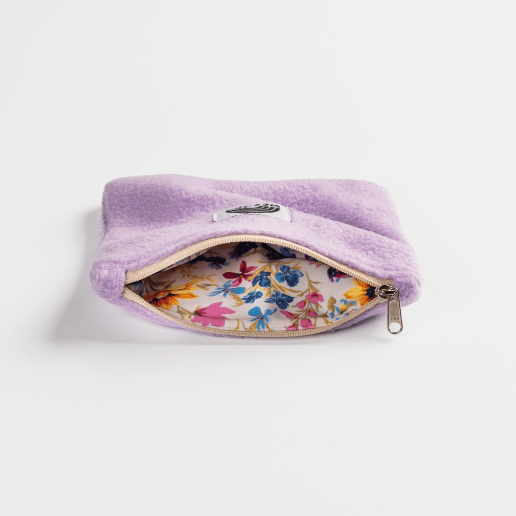 Fleece Zip Bag - Dreamy Lilac, kleines lila Täschchen mit beigem Reißverschluss, innen bunte Blumenmuster, handgefertigt in Deutschland aus recyceltem Material.