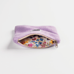 Fleece Zip Bag - Dreamy Lilac, kleines lila Täschchen mit beigem Reißverschluss, innen bunte Blumenmuster, handgefertigt in Deutschland aus recyceltem Material.
