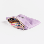 Fleece Zip Bag - Dreamy Lilac mit cremefarbenem, geblümtem Innenfutter, aus recyceltem Fleece, liegt seitlich mit teilweise geöffnetem Reißverschluss.