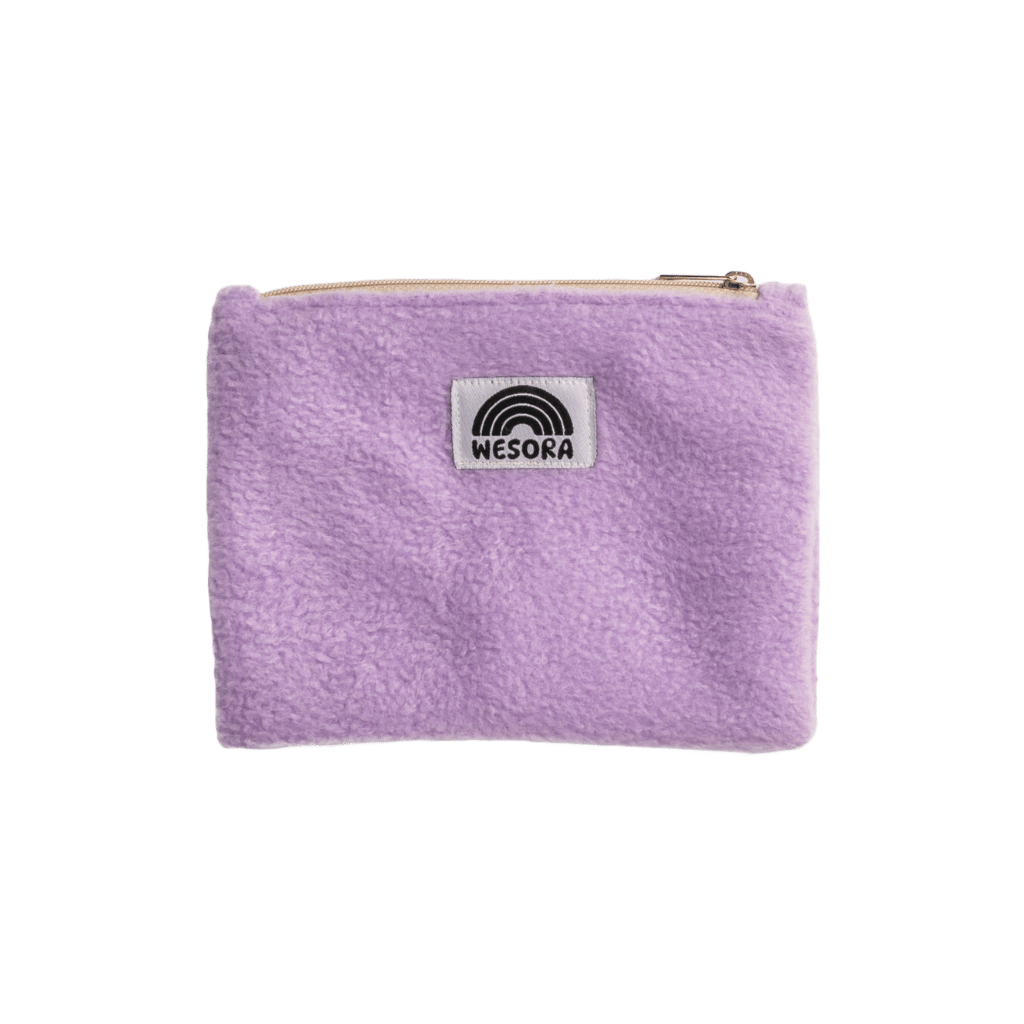 Fleece Zip Bag - Dreamy Lilac aus flauschigem Stoff mit WESORA-Label, nachhaltig gefertigt aus Stoffresten in Deutschland, ideal für unterwegs.