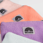 Fleece Zip Bag - Dreamy Lilac mit Regenbogenlabel, ideal für Kosmetik oder Kabel, nachhaltig aus Stoffresten handgefertigt mit Reißverschluss.