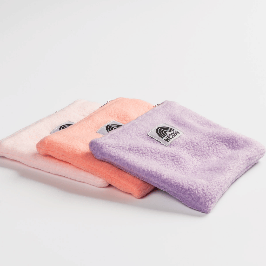 Fleece Zip Bag - Dreamy Lilac mit Regenbogen-Label, gefertigt aus recyceltem Sherpa-Stoff, ideal für Kosmetik oder Kabel. Handgemacht in Deutschland, nachhaltig und einzigartig.