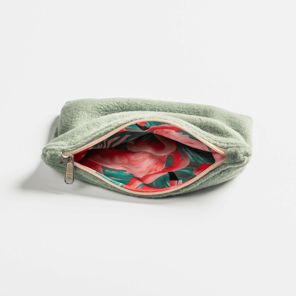 Fleece Zip Bag - Fresh Mint mit mintgrünem Fleece und pink-grünem Tropenfutter, gefertigt aus Upcycling-Stoffen, ideal für Kosmetik oder Kabel.